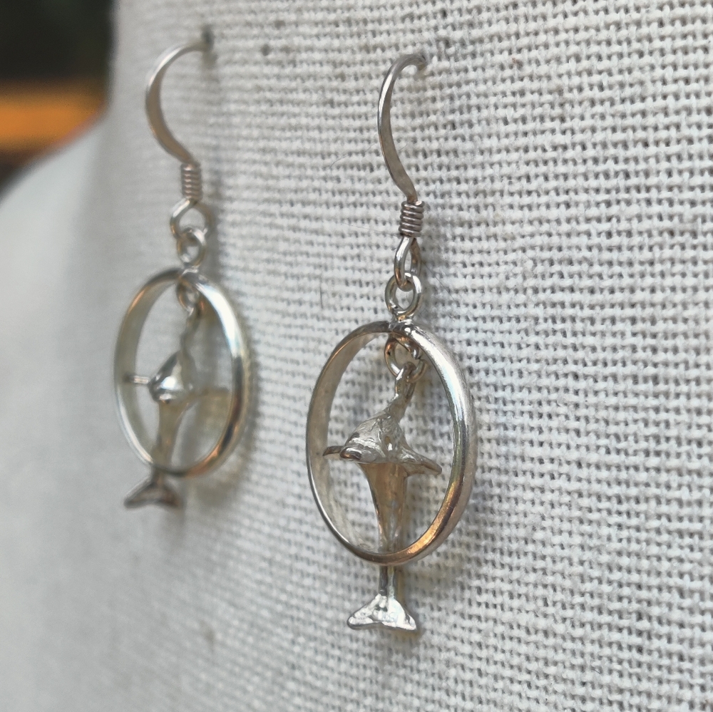 🐬 Vintage sterling 3D dolphin ju.ping through hoop earrings - Picture 4 of 6